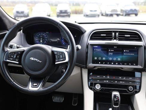 Used 2020 Jaguar F-PACE SVR image 25