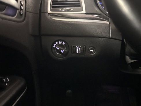 Used 2018 Chrysler 300 Limited w/ Safetytec Plus Group image 30