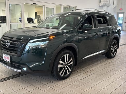 Used 2025 Nissan Pathfinder Platinum AWD/4WD image 9