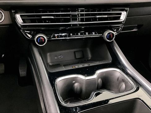 Used 2026 Chevrolet Traverse LT w/ Driver Confidence Package FWD image 8