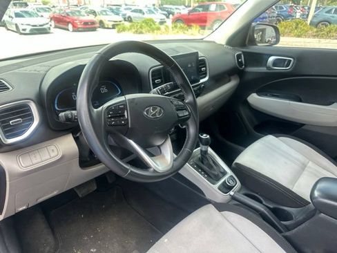 Used 2024 Hyundai Venue SEL FWD image 16