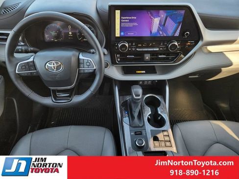Used 2025 Toyota Highlander Platinum image 29