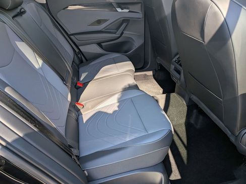 Used 2025 Volkswagen Tiguan SE w/ Panoramic Sunroof Package image 30