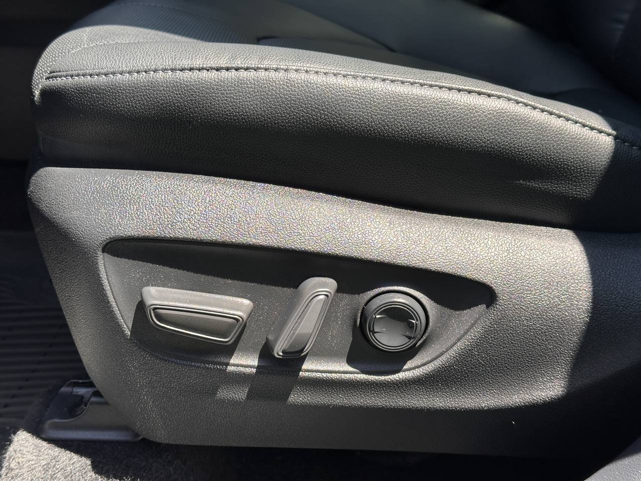 Used 2025 Toyota Grand Highlander AWD Hybrid w/ Blackout Package (GST) image 19