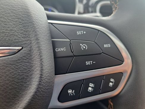 Used 2023 Chrysler Pacifica Pinnacle FWD image 21