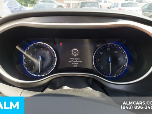 Used 2024 Chrysler Pacifica Touring-L FWD image 9