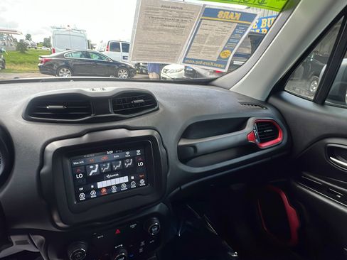 Used 2019 Jeep Renegade Trailhawk AWD/4WD image 13
