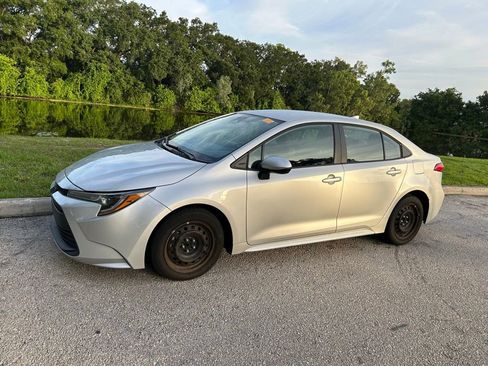 Used 2024 Toyota Corolla LE FWD image 2