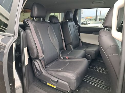 Used 2024 Kia Carnival LX image 14