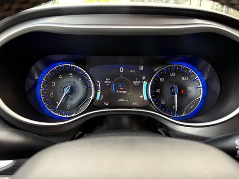 Used 2023 Chrysler Pacifica Touring-L FWD image 20