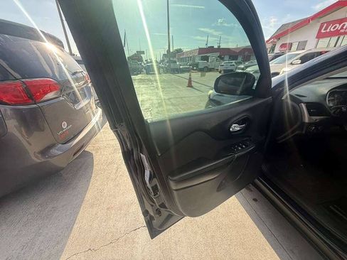 Used 2016 Jeep Cherokee Sport FWD image 16