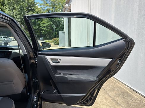 Used 2018 Toyota Corolla LE FWD image 16