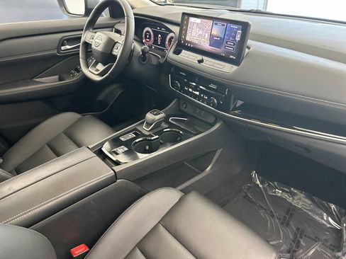 Used 2025 Nissan Rogue SL w/ Tech Package FWD image 15