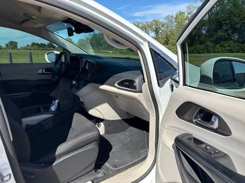 Used 2021 Chrysler Pacifica Touring w/ Uconnect Theater Family Group FWD image 14