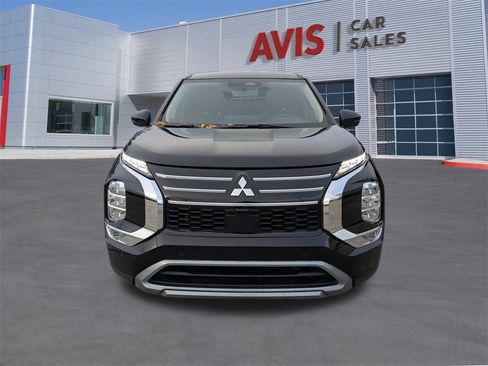 Used 2025 Mitsubishi Outlander SE image 2