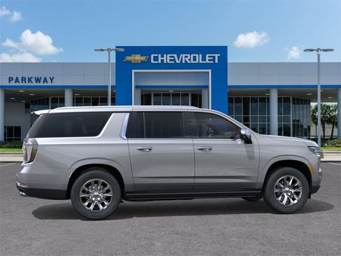 New 2026 Chevrolet Suburban Premier image 5