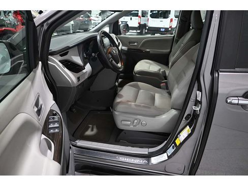 Used 2020 Toyota Sienna XLE FWD image 13