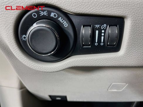 Used 2022 Chrysler Voyager LX FWD image 13