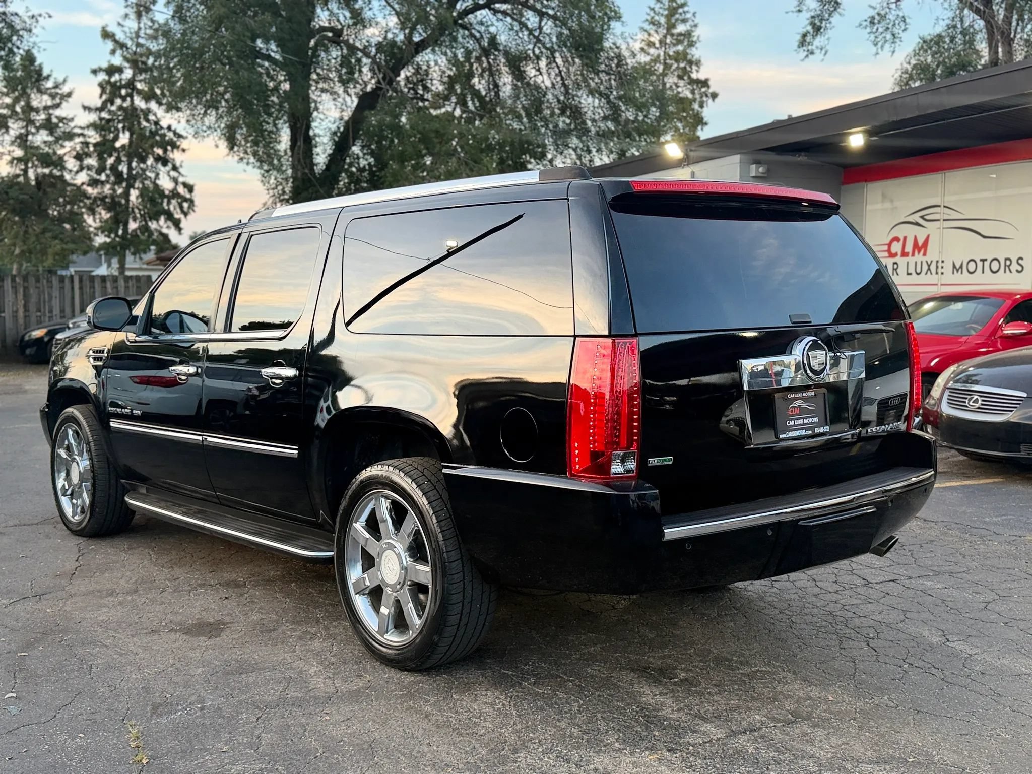 Used 2011 Cadillac Escalade ESV Luxury AWD/4WD image 6