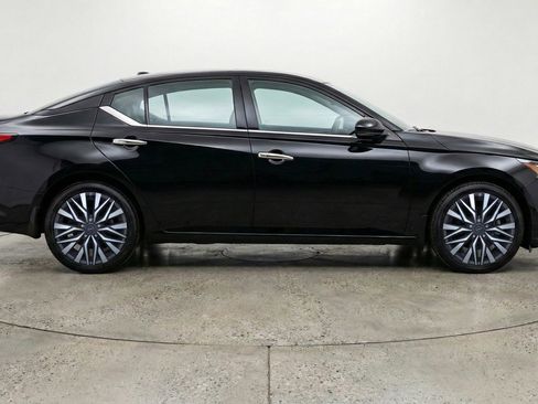 Used 2025 Nissan Altima 2.5 SV image 11