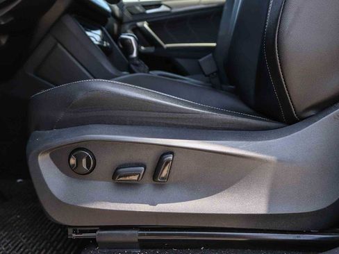 Certified 2022 Volkswagen Tiguan SE FWD image 19