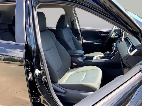 Used 2025 Toyota RAV4 XLE FWD image 9