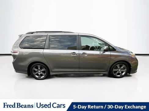 Used 2016 Toyota Sienna SE Premium w/ Four Season Floor Mat Package FWD image 10