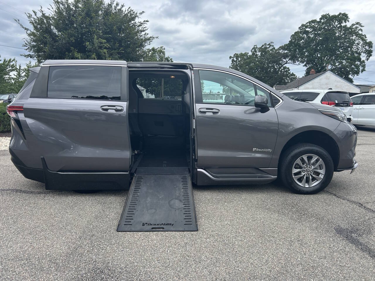 Used 2022 Toyota Sienna LE FWD image 4