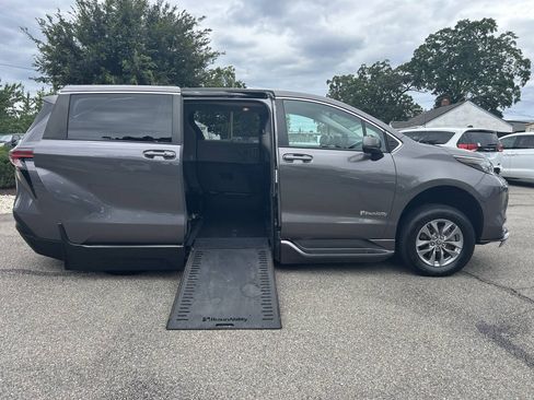 Used 2022 Toyota Sienna LE FWD image 4