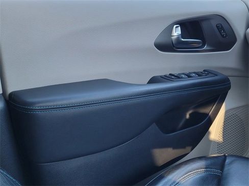 Certified 2021 Chrysler Pacifica Touring-L image 38