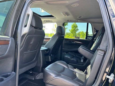 Used 2019 Cadillac Escalade Luxury AWD/4WD image 12