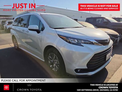 Used 2026 Toyota Sienna XLE FWD image 3
