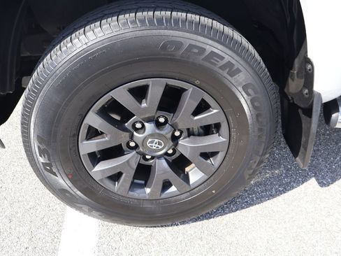 Used 2022 Toyota Tacoma SR5 w/ Technology Package RWD image 4