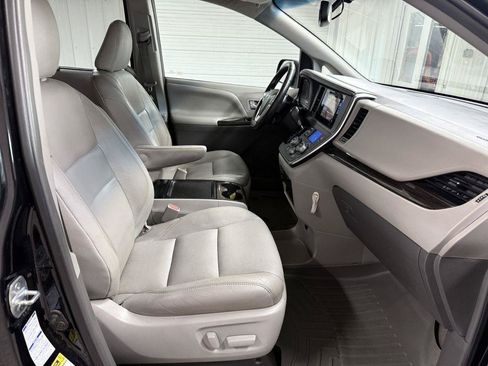 Used 2017 Toyota Sienna XLE w/ XLE Navigation Package AWD/4WD image 29