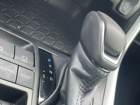 Used 2022 Toyota RAV4 XLE Premium FWD image 9