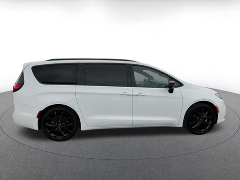 Used 2025 Chrysler Pacifica Limited FWD image 16
