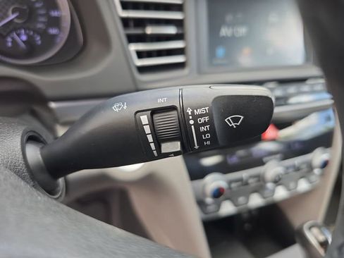 Used 2020 Hyundai Elantra Limited image 25
