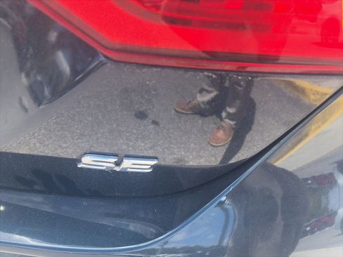 Used 2021 Toyota Camry SE image 7