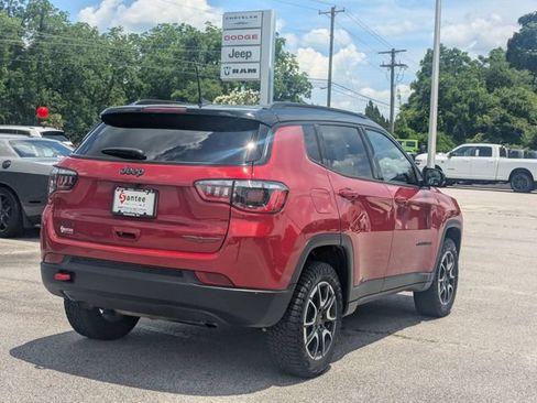 Used 2025 Jeep Compass Trailhawk AWD/4WD image 3