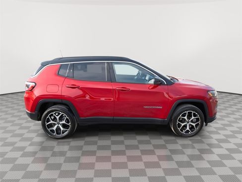 Used 2025 Jeep Compass Limited image 4
