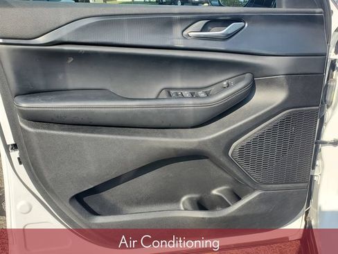 Used 2024 Jeep Grand Cherokee Altitude AWD/4WD image 8