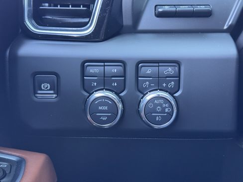 Used 2025 GMC Sierra 2500 Denali Ultimate w/ Max Trailering Package image 30