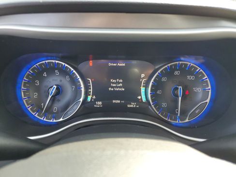 Used 2025 Chrysler Pacifica Select image 14