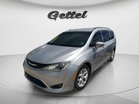 Used 2017 Chrysler Pacifica Touring-L w/ Tire & Wheel Group image 1