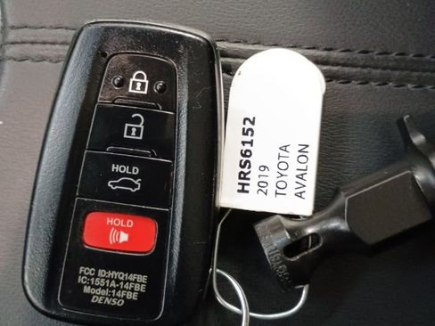 Used 2019 Toyota Avalon XLE w/ Moonroof Package image 25