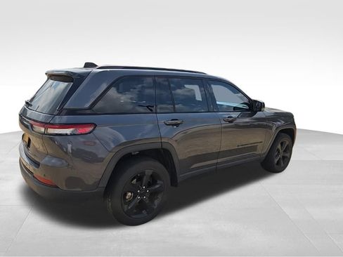 Used 2023 Jeep Grand Cherokee Altitude AWD/4WD image 7