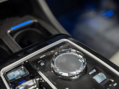 Used 2023 BMW 740i w/ Luxury Rear Seating Package image 49