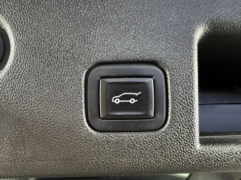 Used 2020 Chevrolet Equinox LT w/ Driver Convenience Package image 28