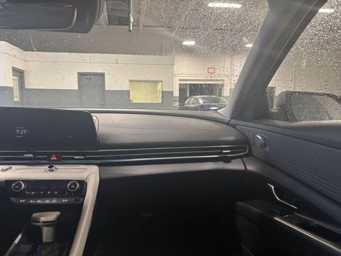 Used 2025 Hyundai Elantra Limited image 34