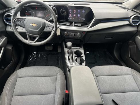 Used 2024 Chevrolet Trax LS w/ LS Convenience Package FWD image 3